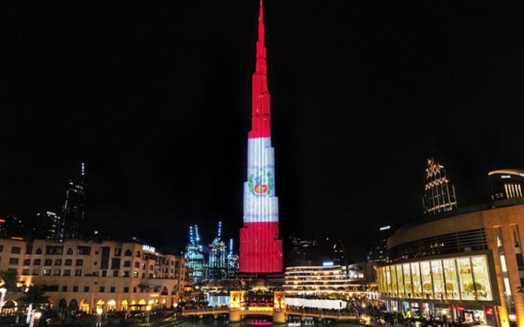 Burj Khalifa se ilumina con bandera peruana