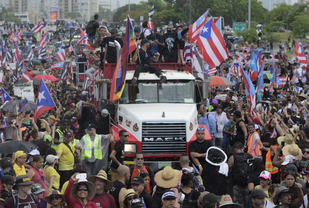 Decenas de miles de puertorriqueños piden la renuncia del gobernador Rosellós