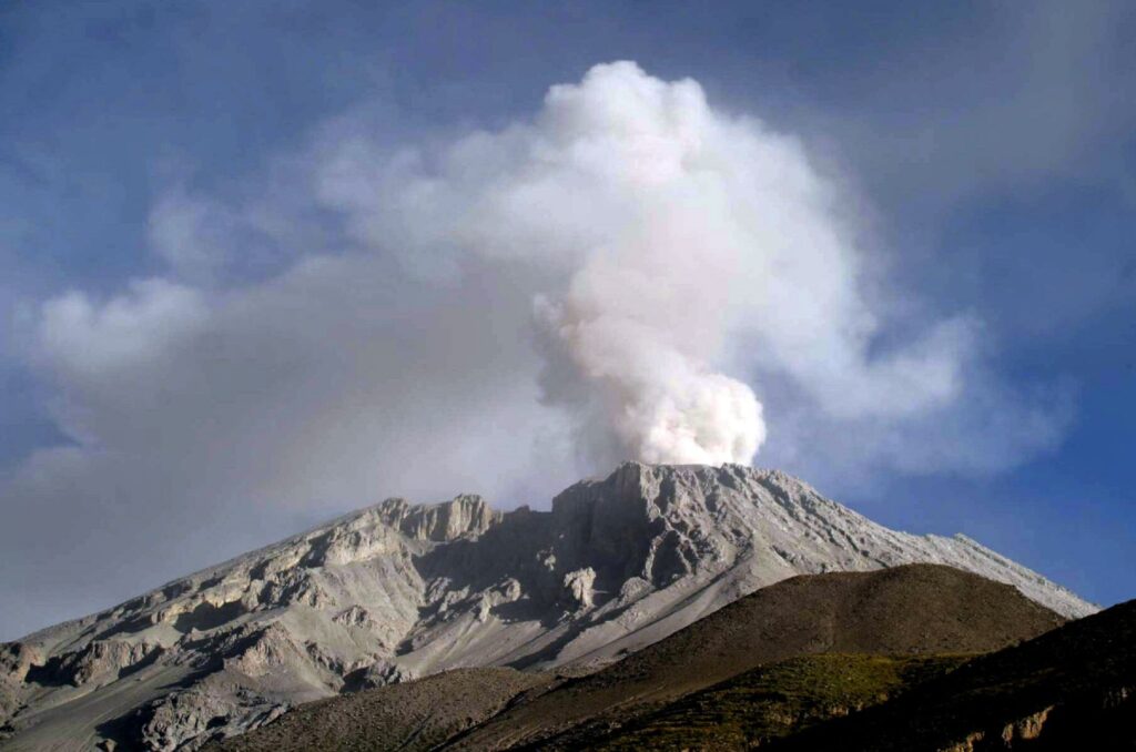 Volcán Ubinas provoca evacuación masiva en el sur del Perú