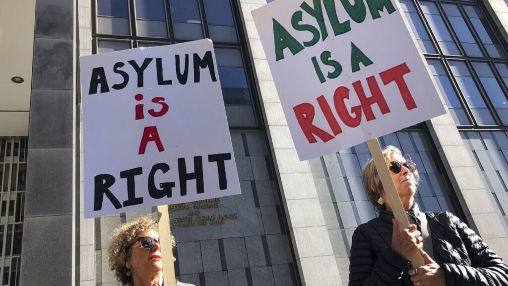 Juez federal de California bloquea nueva regulación de asilo de Trump